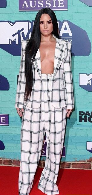 Певица Деми Ловато не надела нижнее белье на премию MTV Europe Music Awards 2017