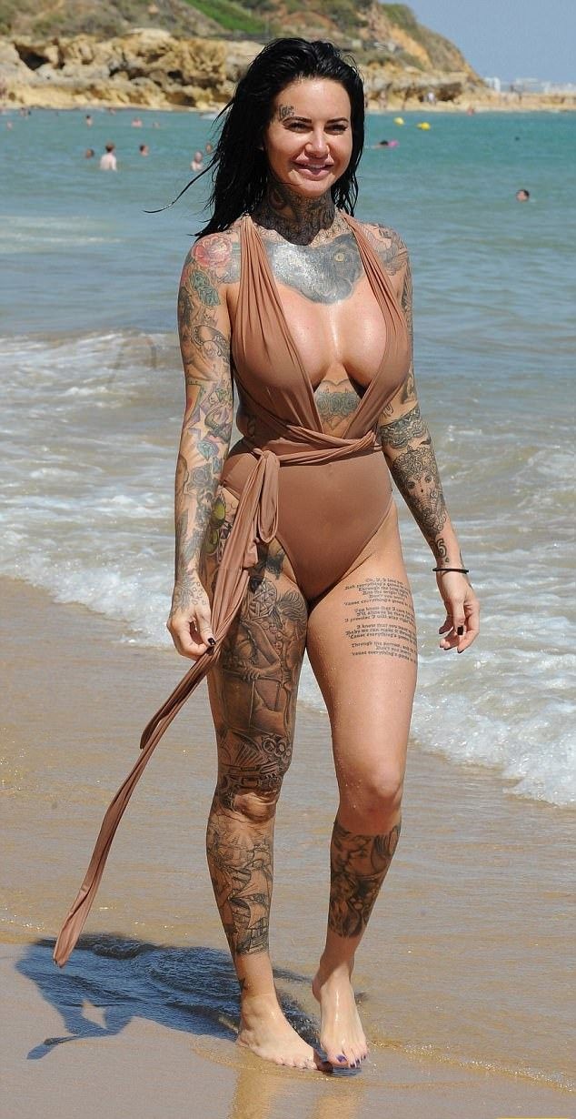 Эротическая звезда Джемма Люси показала татуированное тело в бикини