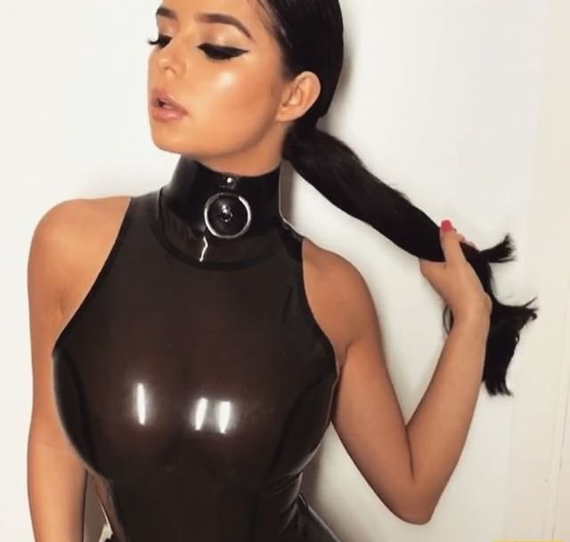 Модель Деми Роуз показала сочное тело в латексном комбинезоне