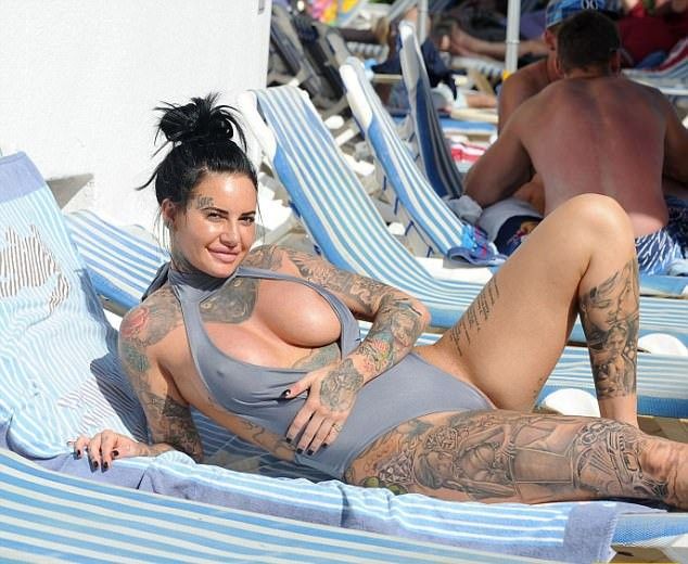Раскованная звезда шоу "Экс на пляже" приоткрыла интимную часть собственного тела в бикини