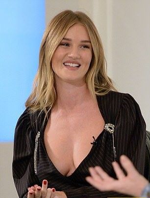 Молодая мамочка Рози Хантингтон-Уайтли дерзко оголила женскую женскую грудь в смелом декольте