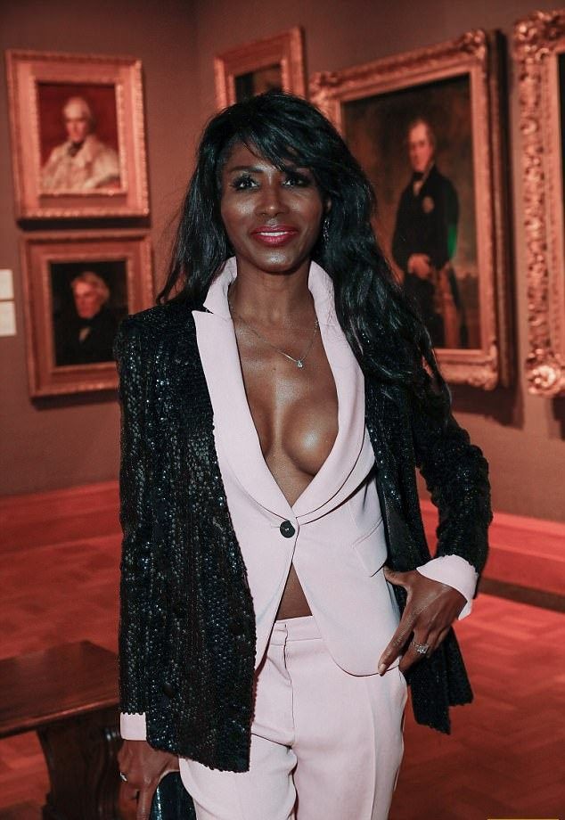 На грани разврата: 54-летняя певица Синитта вышла на красноватую дорожку без белья