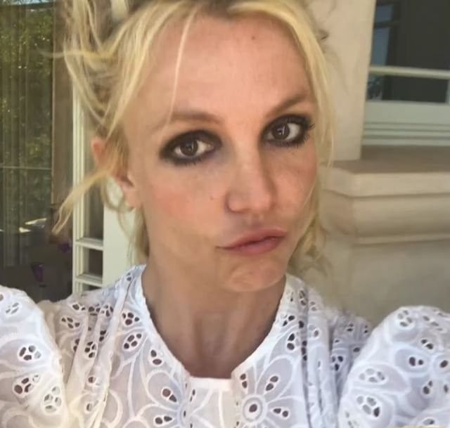 Бритни Спирс в откровенной одежде показала гибкий животик