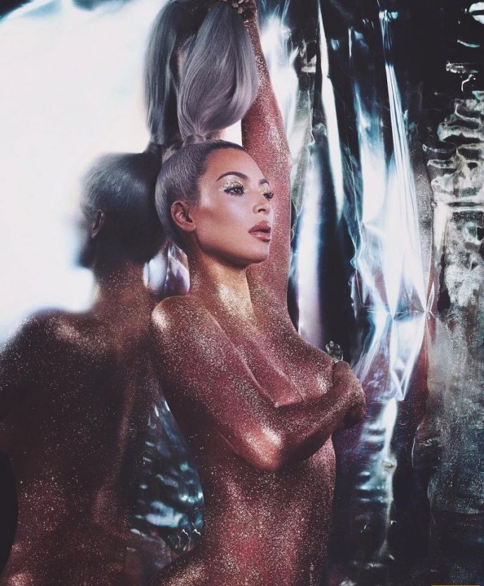 Обнаженная и блестящая: Ким Кардашьян позирует нагишом в маркетинговой фотосессии