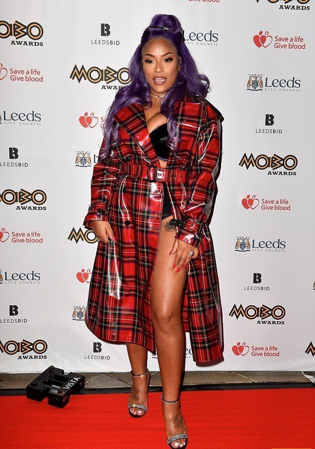 Грудастая рэперша Stefflon Don щеголяла в плаще, надетом прямо на нижнее белье!