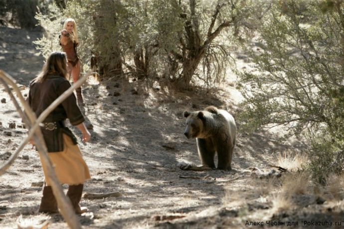 Эротика от сексапильной грудастой блондинки с медведем в одичавшей природе