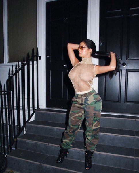 Деми Роуз рекламирует новую коллекцию одежды - Instagram