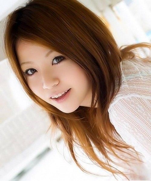 Молодая азиатка смотрится совершенно невинной, её эротический фотосет