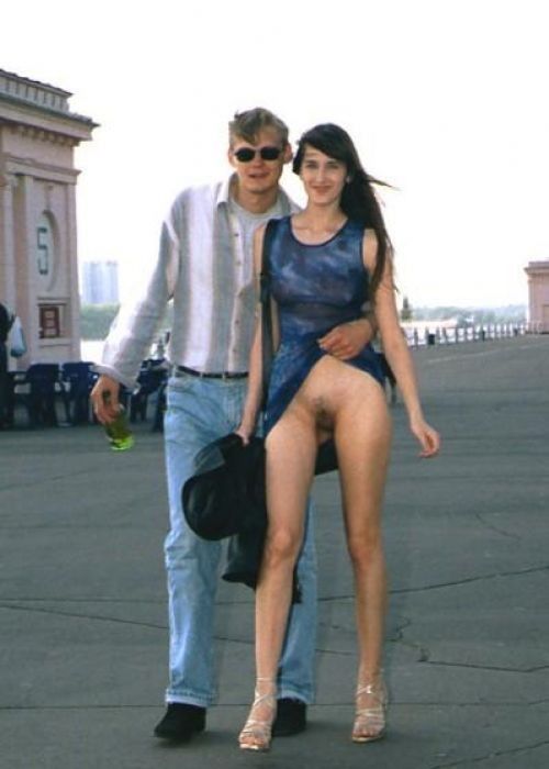 Девушки сами поднимают юбки, часть 1