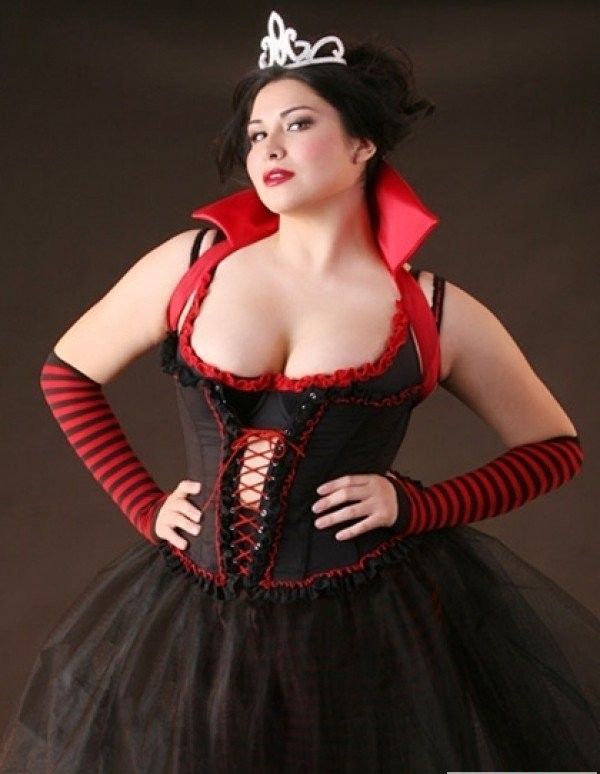 Пышногрудые красотки в утягивающих корсетах откроют каждому врата в мир вожделения