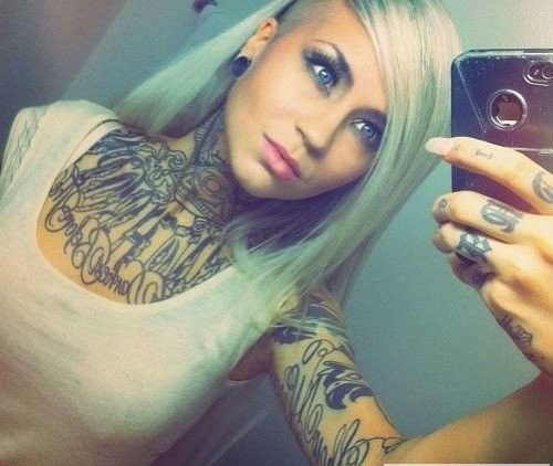 Девушки с татуировками на груди