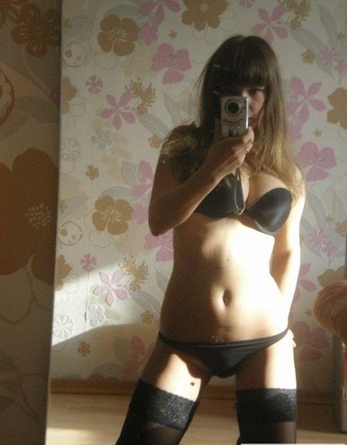 Горячие очаровательные девушки перед зеркалом делают фото.