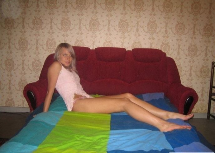 Блондинка позирует на диване с утра