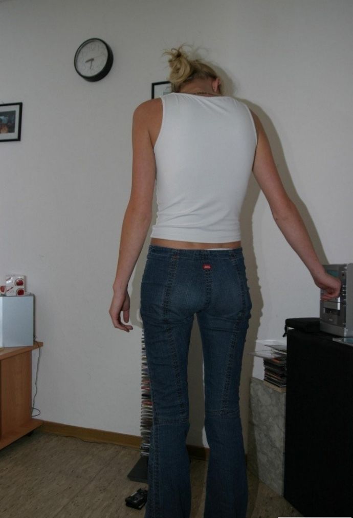 Женщина умывается в ванной и трут попки