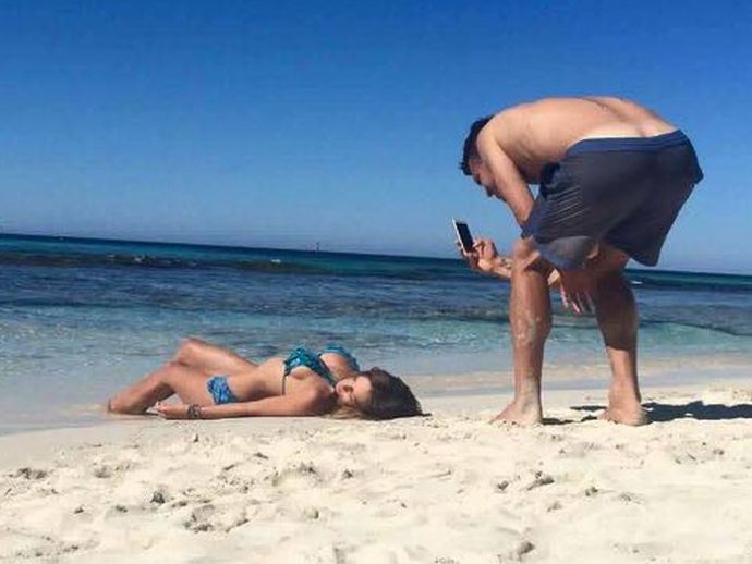 Парни фотографируют своих девушек для Instagram