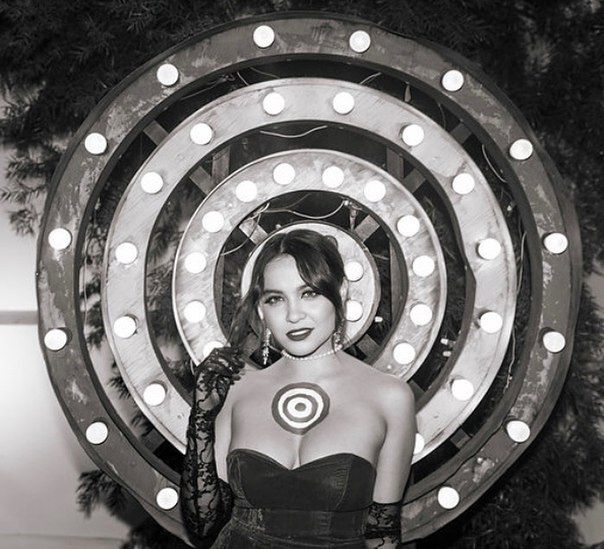 Стелла Хадженс с мишенью на груди на вечеринке - Instagram