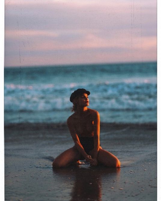 Обнаженная Джой Корриган на пляже