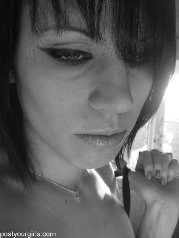 Черно-белые фотографии классной  брюнетки.