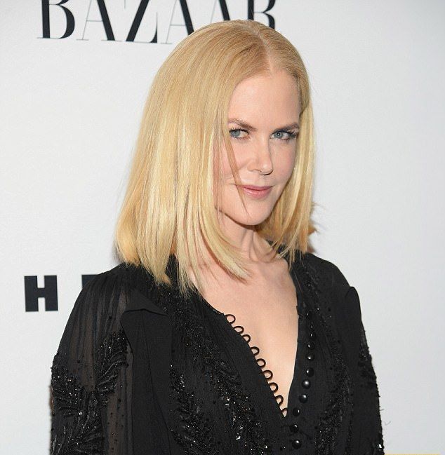 Обалденная Николь Кидман сверкнула стройными ножками в откровенном наряде