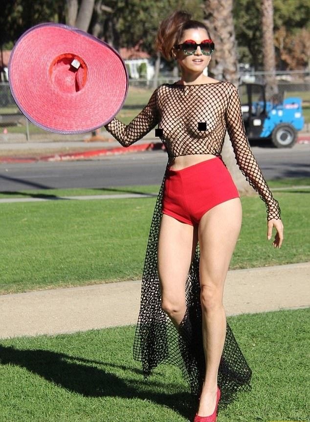 Актриса Бланка Бланко вышла на люди в ажурном топе без бюстгальтера