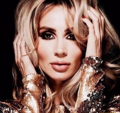 В "голом" платье и без белья: Светлана Лобода на "Песне года-2017"