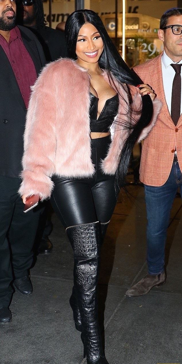 Ники Минаж сверкнула пышноватой сиськами в экстремальном кожаном топе