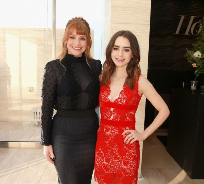 Скромница Лили Коллинз пришла на вечеринку в «голом» узорчатом платье