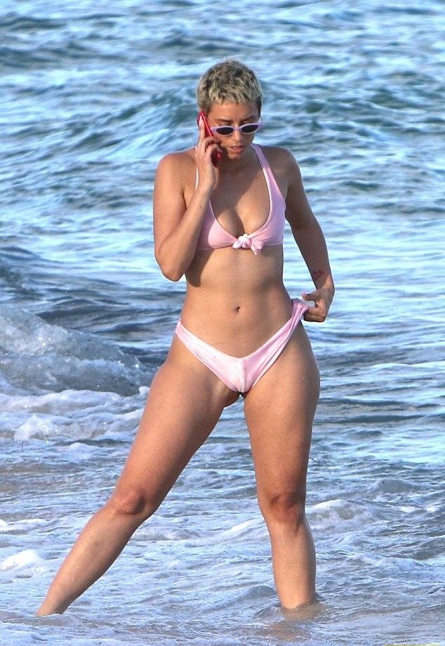 Instagram-звезда Джулианна Годдард показала несовершенное тело на пляже