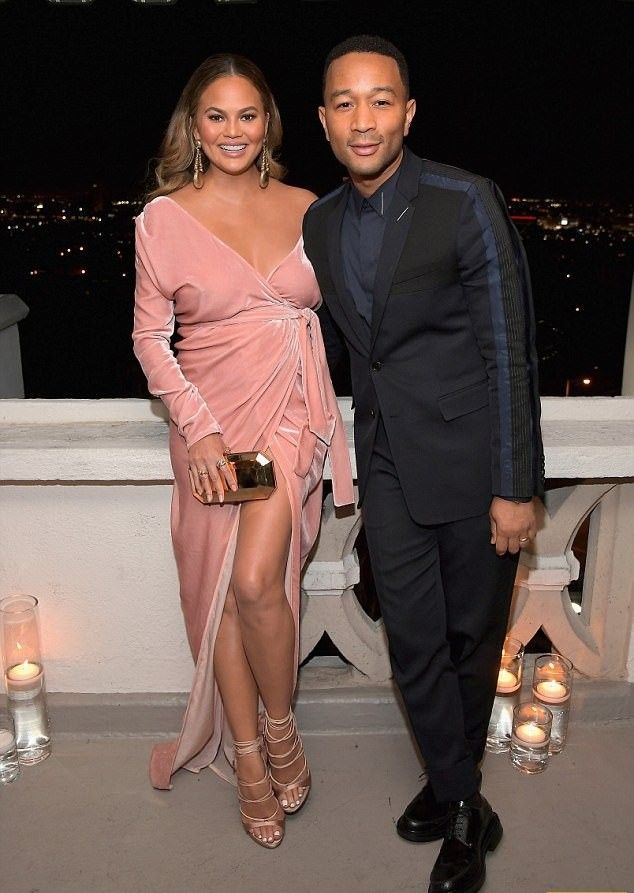 Грудастая Крисси Тейген вышла в свет в провокационном наряде и без белья