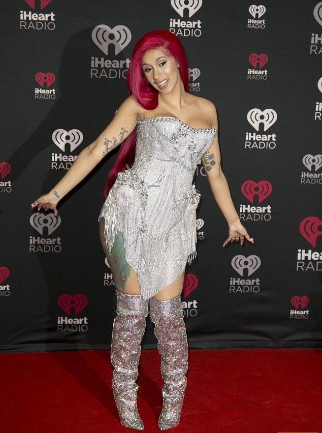 Певица Cardi B показала неидеальную фигуру в крошечном платье