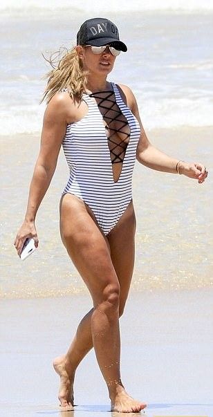 Ребекка Варди в сексапильном купальнике со шнуровкой встряхнула весь пляж