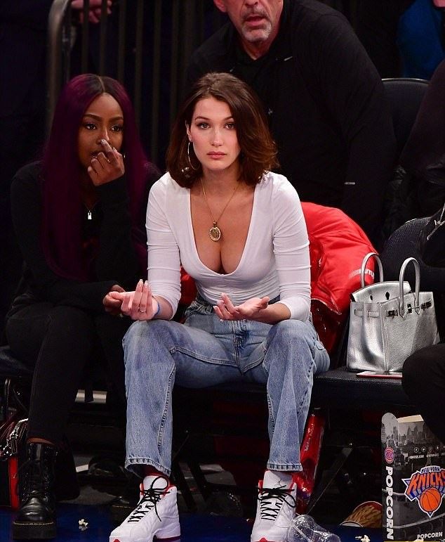 Белла Хадид повытрепывалась аппетитным декольте в откровенной блузке