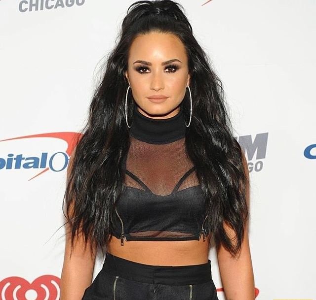 Девушка-секси: Деми Ловато вышла на сцену в прозрачном костюме