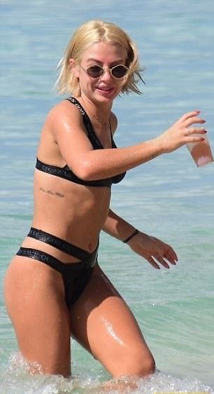 23-летняя Вудли Джесс показала соблазнительную фигурку на пляже