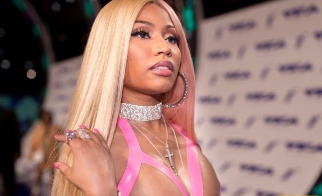 Ники Минаж шокировала серией развратных снимков