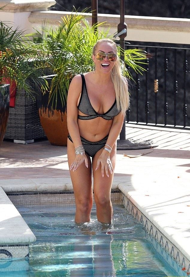 Грудастая Aisleyne Horgan-Wallace показала шикарные формы в бикини