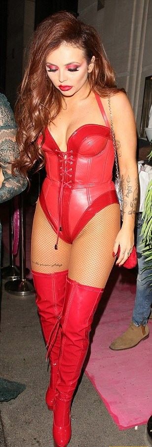 26-летняя Jesy Nelson в непристойном виде сильно удивила поклонников