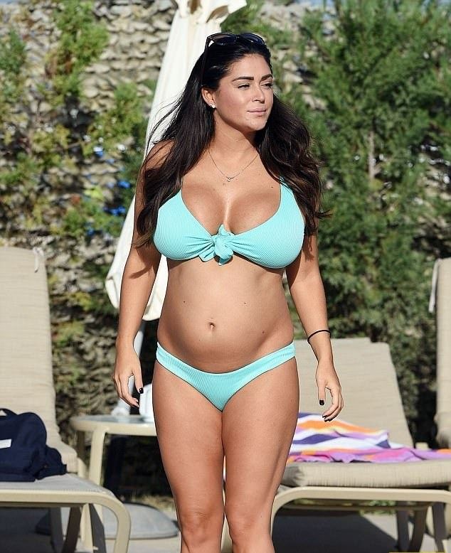 33-летняя Кейси Батчелор повытрепывалась приметно увеличившимся бюстом