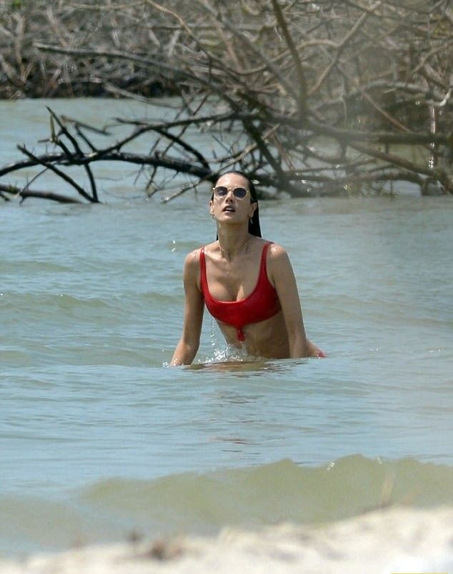 Супермодель Алессандра Амбросио повытрепывалась хорошей фигурой в бикини