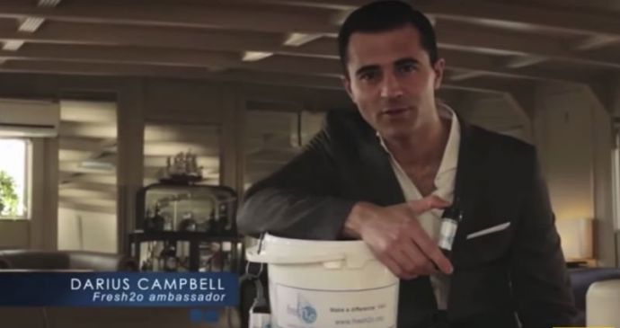 Попил водички из Темзы!Английский актер и певец Дарюс Кэмпбелл чуток не погиб во время съемок маркетингового ролика(6 фото + видео)