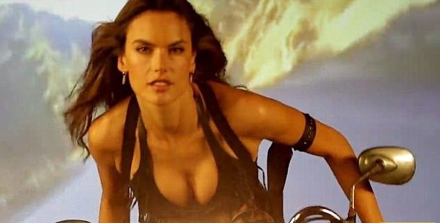 Алессандра Амбросио стала в виде сексапильной байкерши