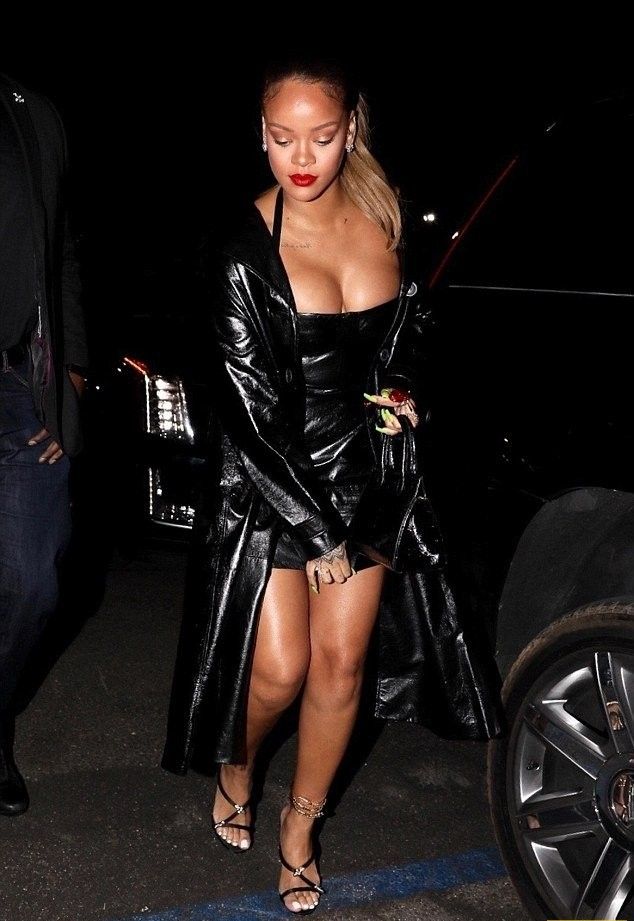 Вот это декольте!Рианна удивила дерзким нарядом