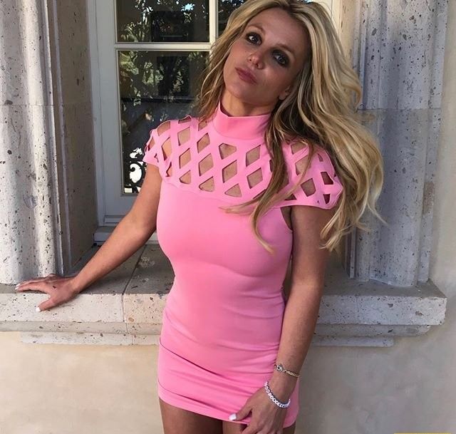 Бритни Спирс встряхнула поклонников откровенным мини-платьем