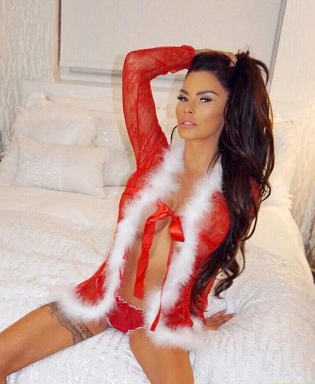 Раскованная Кэти Прайс позирует топлесс в дерзкой фотосессии