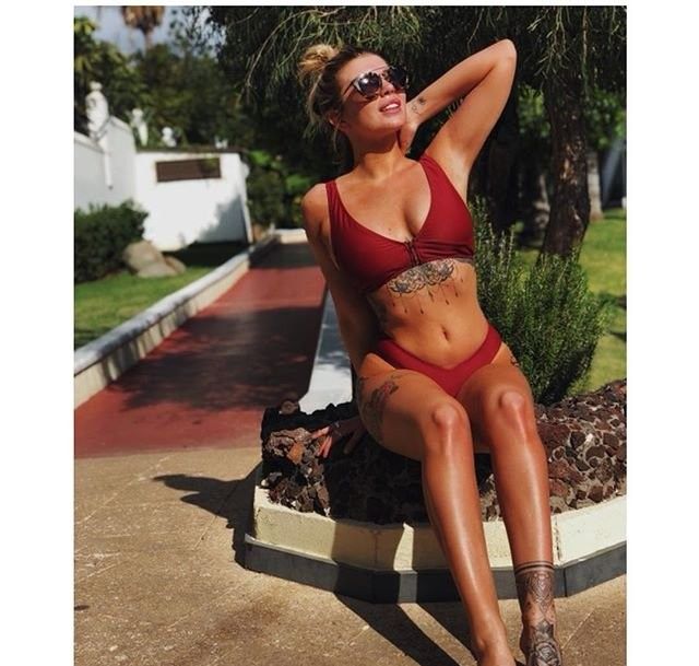 Грудастая Оливия Бакленд повытрепывалась соблазнительными формами в купальнике