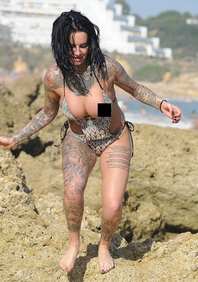 Татуированная Джемма Люси не смогла уместить собственный бюст в крошечный купальник