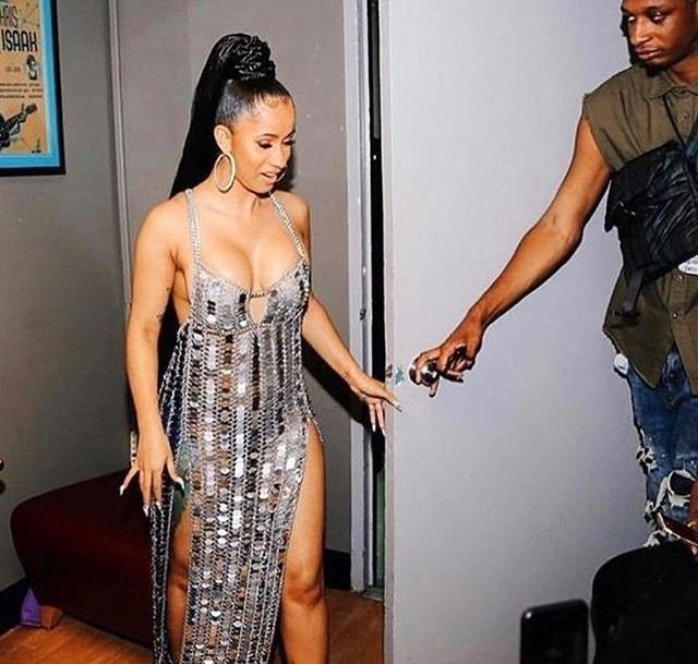 Певица Cardi B поразила неприличным нарядом