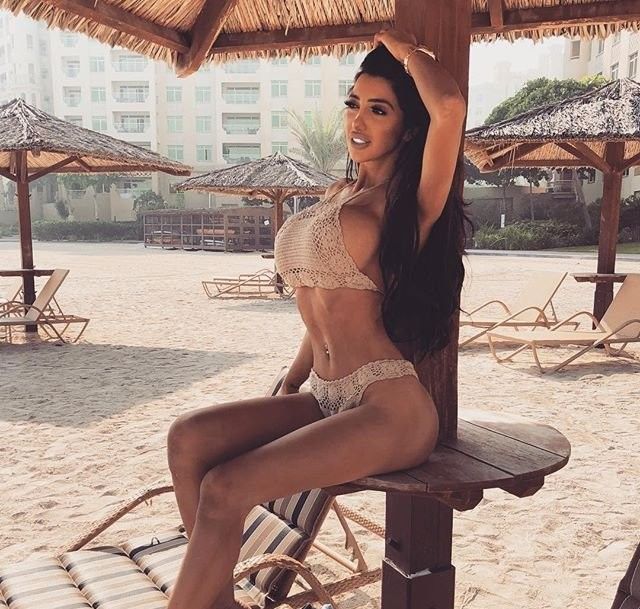 Модель Хлоя Хан чуть вместила силиконовый бюст в крошечный топ