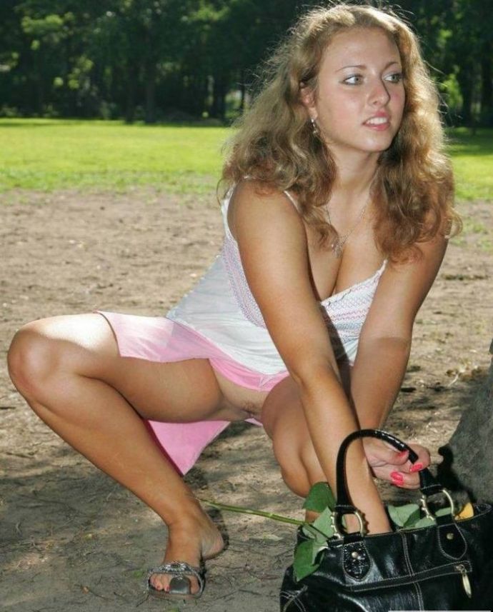 Молодые тёлки без трусов под юбкой на улице