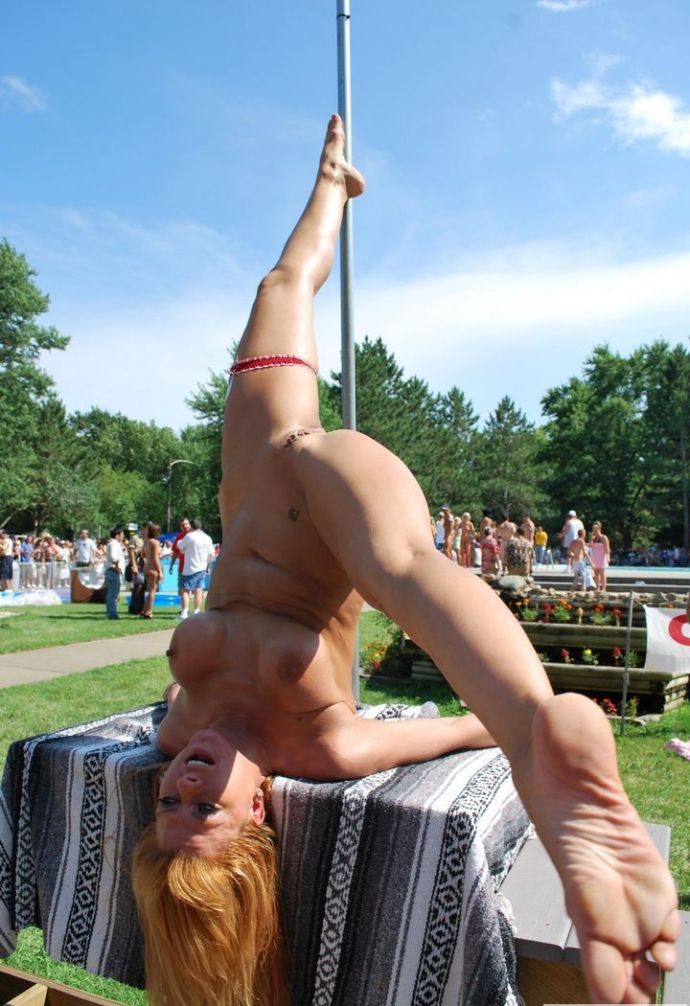 Эротика приколы. Голые девушки вниз головой